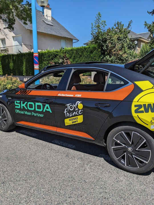 In diesem Begleitfahrzeug dürfen wir mitfahren - Es trägt die Nummer 13.