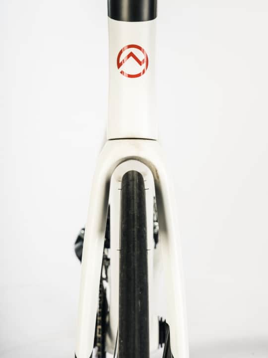 Les pneus de 28 millimètres de large sont la norme sur les vélos de compétition. Les machines de course autorisent des pneus d'une largeur maximale de 32 millimètres.