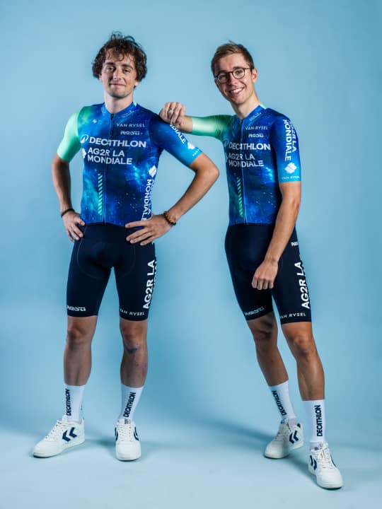 Ein dunkles Blau und Mintgrün prägen das Outfit der Franzosen