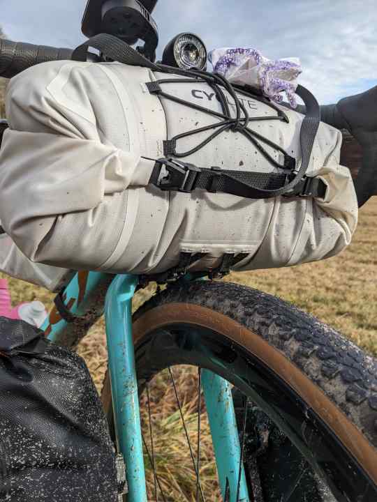 With a small frame size, there is hardly any space between the tyre and the bag.