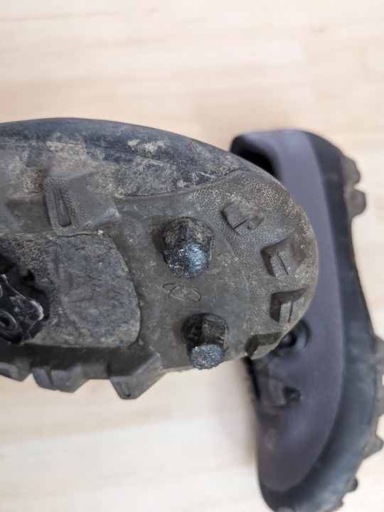Les crampons en TPU ont déjà fait quelques fois connaissance avec des pierres et des éboulis.