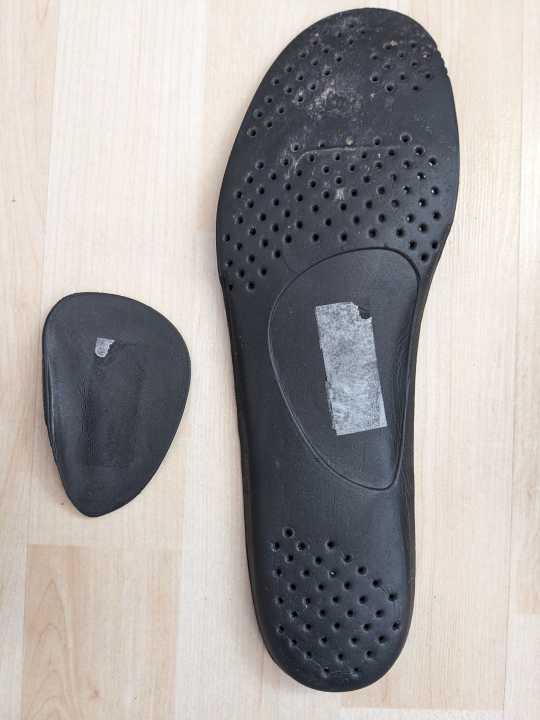 Die Innensohle kann mit drei verschiedenen Fußgewölbe-Einsätzen an den Fuß angepasst werden.