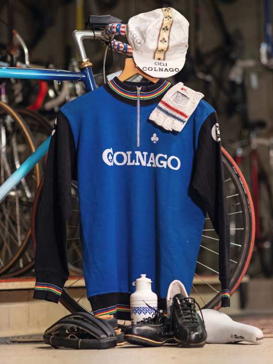 Retro on a road bike: stylish from head to toe