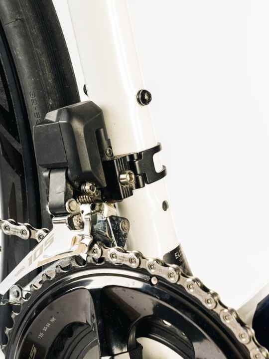 La transmission à deux vitesses avec manivelle compacte, telle qu'elle est configurée sur les vélos de course d'endurance, est typique.