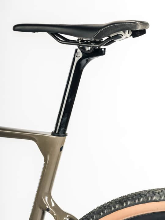 Le niveau de confort élevé du Juniper est dû à la tige en carbone, aux pneus de haute qualité et à une position assise confortable.