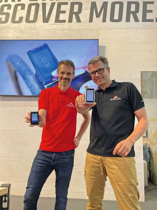 Daniel Conka (à gauche) et Robin Schemdel présentent les nouveaux ordinateurs de vélo de Sigma