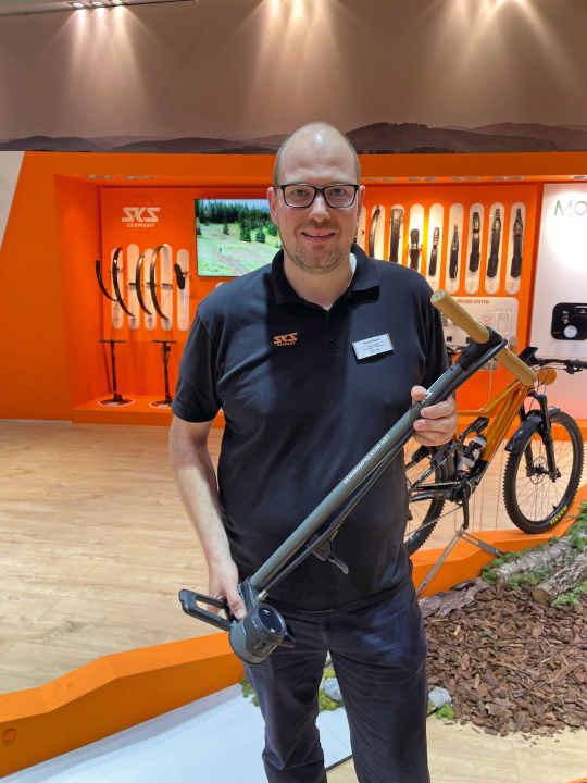 Herzstück der Firmengeschichte: der SKS-Rennkompressor, hier in den Händen von Marcel Spork