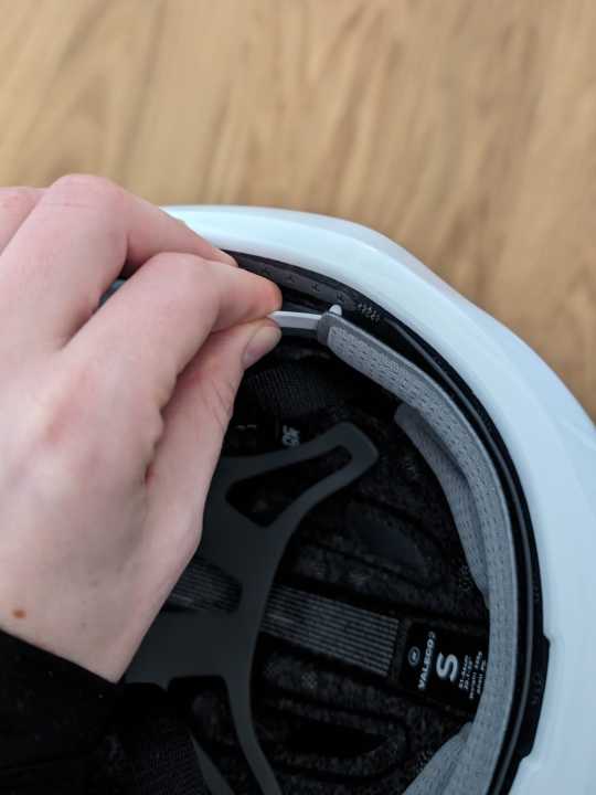 Au début, il faut ajuster la largeur du casque à sa propre tête. Ensuite, le système Selfit veille à ce que le casque reste bien en place sur la tête - sans avoir à tourner une molette.