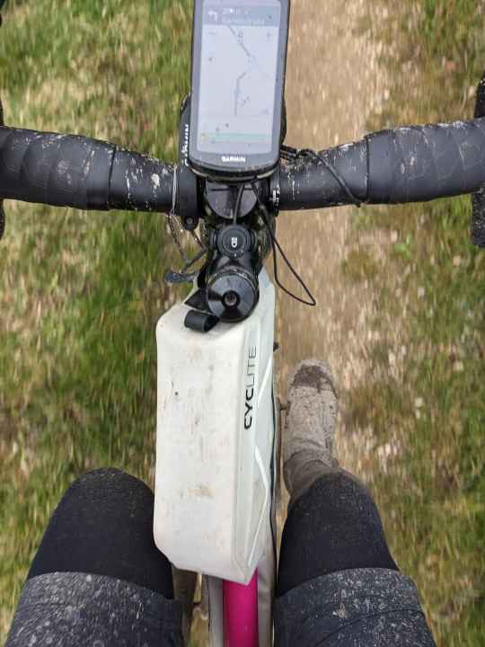 Avec un tube de direction étroit comme ici, la sacoche a tendance à basculer sur le côté. La bande velcro est trop longue pour la stabiliser.