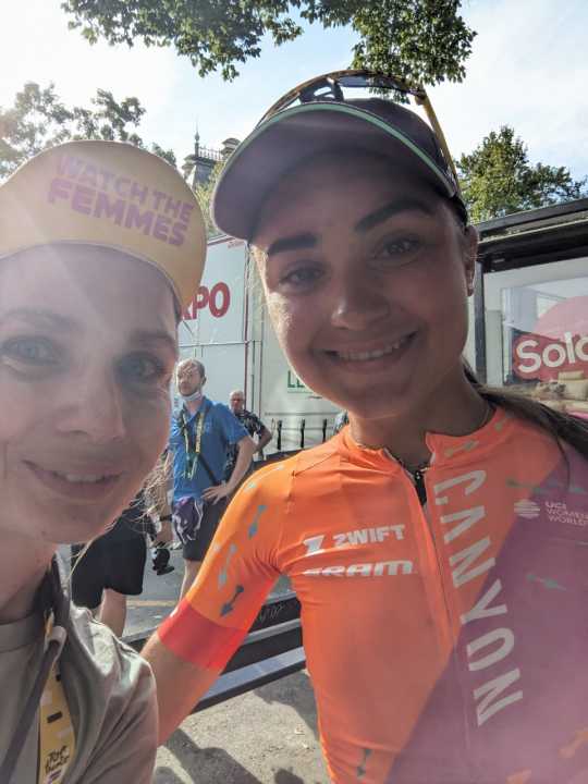 Ricarda Bauernfeind à l'arrivée de la 5ème étape avec la rédactrice de TOUR Sandra Schuberth