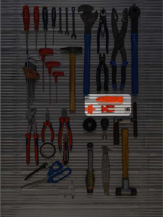 Kleine Helfer: Bremssattel-Keil, Ventilkappenschlüssel und Reifenheber