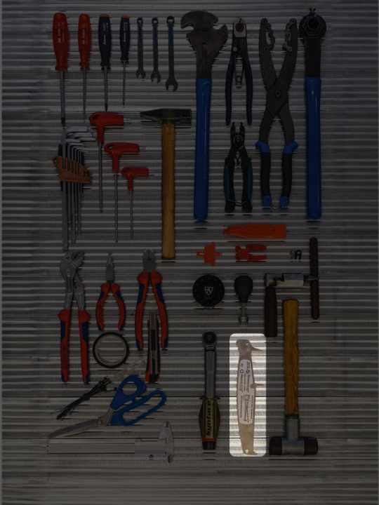 A chain gauge indicates the wear or elongation of a chain.