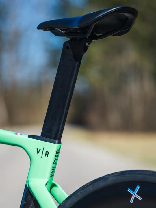 The aero seatpost offers hardly any suspension comfort. On the test bench, we measured a spring travel of just three millimetres.