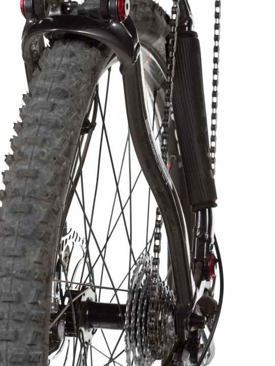   The chainstays are extremely wide. This can cause the heel to rub against the frame.