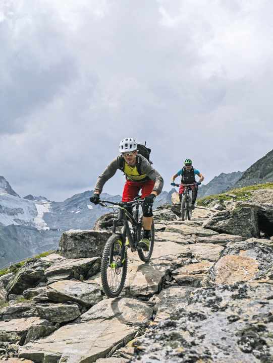    Finale Ligure, Sintra, Elba, Sölden: Überall, wo es schnell und wild zur Sache geht, machte das Snabb Enduro besonders Laune. Auch die fiesen Steinfelder und ruppigen Trails im Westen der Insel Elba überstand es schadlos. Einige Extra Tiefenmeter bekam das Bike durch Shuttle Unterstützung, das Gros wurde selbst getreten.