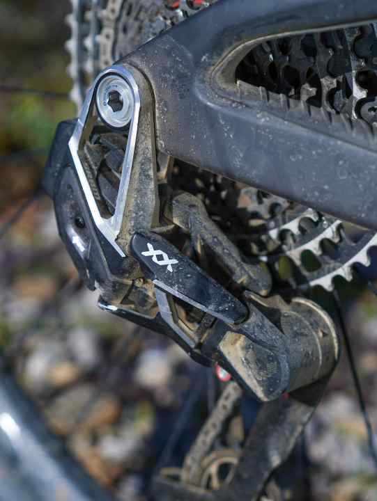 Battered, but still in top shape: the rear derailleur is held in a stable position thanks to the UDH-Link. Readjustment due to a bent derailleur hanger is therefore a thing of the past, as our endurance test confirmed. A plus point compared to classic-style derailleurs.