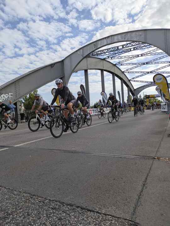 Départ en bloc - les blocs de départ sont envoyés un par un sur le parcours depuis le pont de l'étoile