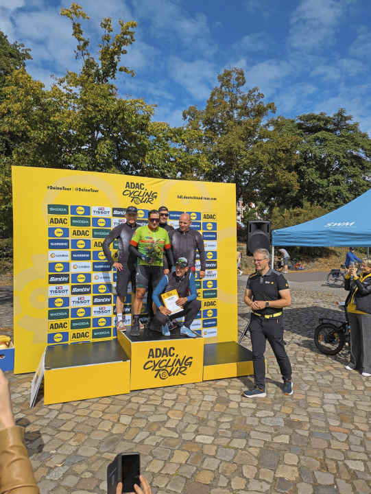 Siegerfreuden - Ricardo Schlemonat (vorne) mit dem Team Wobau auf dem Podium