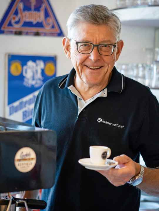 Le maître de maison Hans-Michael Holczer à la machine à expresso dans le magasin de vélo familial à Herrenberg, en Souabe.