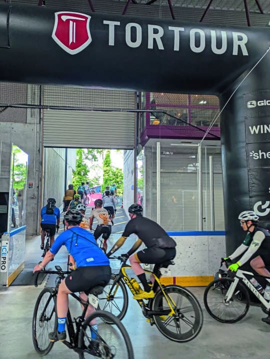 Kleine Halle: Von der Eissporthalle in Küsnacht geht es auf die Strecke.