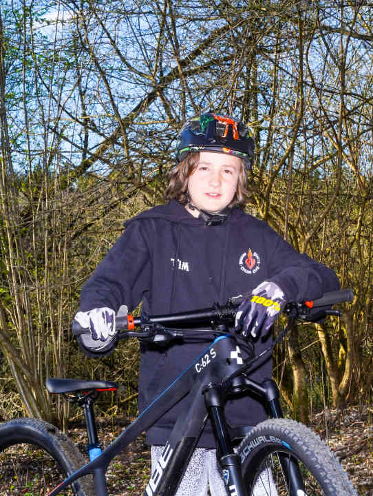 Tester Tim, der dem Cube Elite C:62 Rookie die Sporen gab, schwärmte besonders von der Spitzigkeit des Bikes und dem souveränen Fahrgefühl auf Wurzel-Trails.