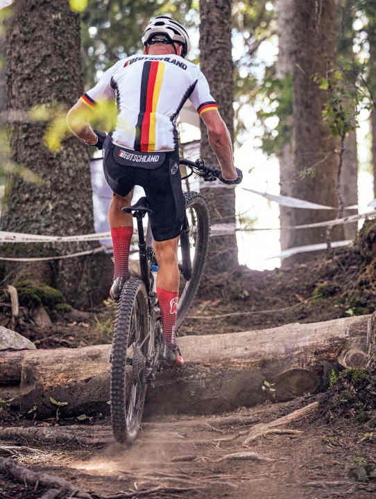 “Manche Passagen der WM-Strecke in Les Gets erinnerten mich an Trial-Motocross. Mit derart knackigen Hindernissen hatte ich nicht gerechnet. Die Top-Profis fuhren mir gnadenlos davon”, sagt Matthias Lauer