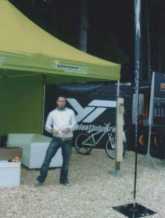 Einer der ersten Messeauftritte von YT, damals noch unter dem Label Sponsoree. Im Hintergrund das Dirtbike Dirtlove.