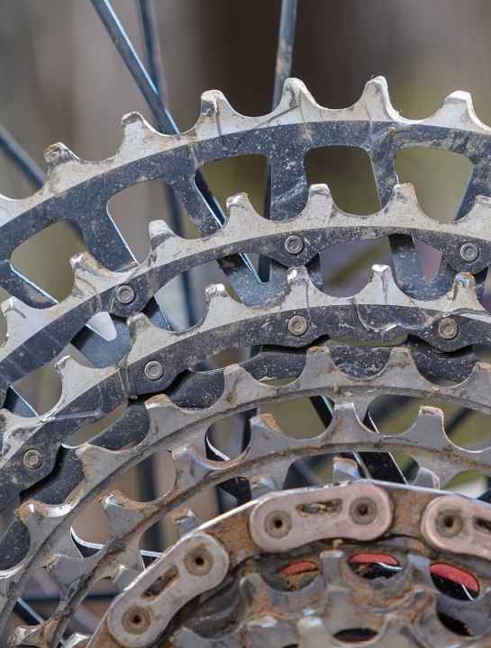 Despite the poor conditions, the wear on the sprockets is very limited. Even in the aluminium there are hardly any dents or notches to be found. The light-coloured spots are lubricant residues.