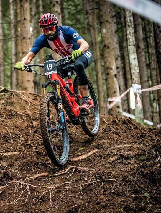 E-MTB-Racer Nat Ross gibt auch mit 52 gerne Vollgas.