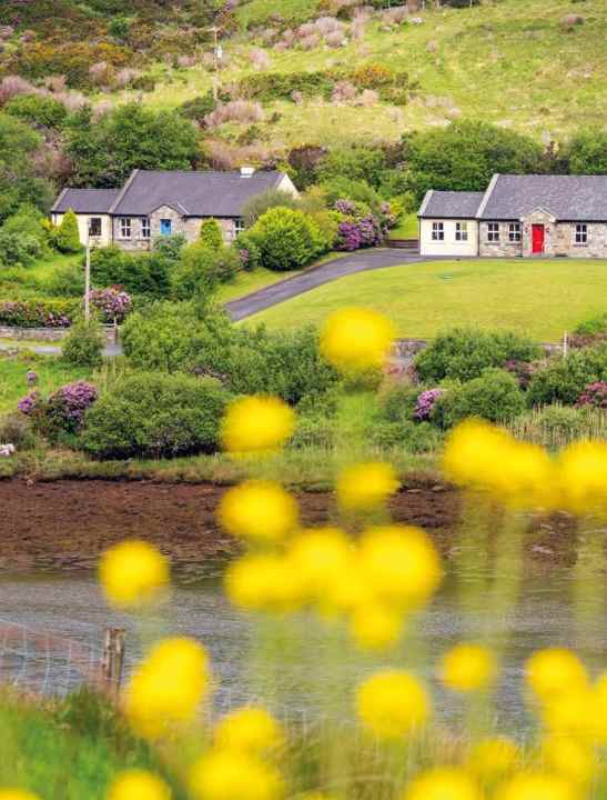 Gentle hills, stone houses, magnificent colours: Such beautiful sights appear again and again on the journey towards the Atlantic.