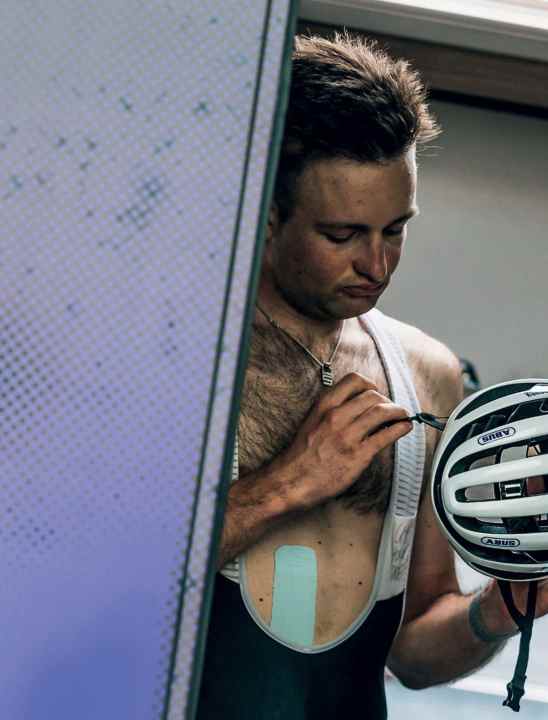 Kopfsache: Unter dem Helm von Luca arbeitet seine Abteilung Analyse und Nachdenklichkeit.