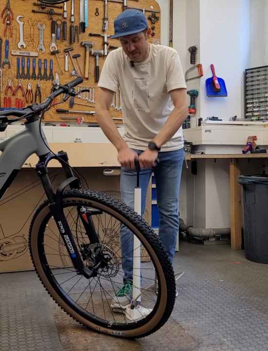 Inflate the tyres, but please don’t overdo it. Depending on the rider’s weight, 1.3 to 1.8 bar is a good starting point.