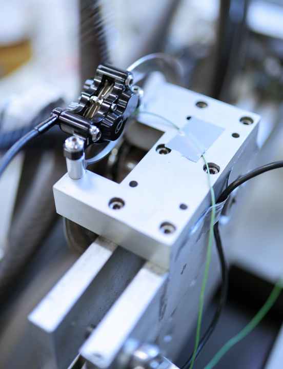   In the BIKE laboratory, the brakes are gradually pushed to their limits. The test procedure comprises 200 brake applications, from applying the brakes to determining the wet and dry braking values to the final three-stage fading test.