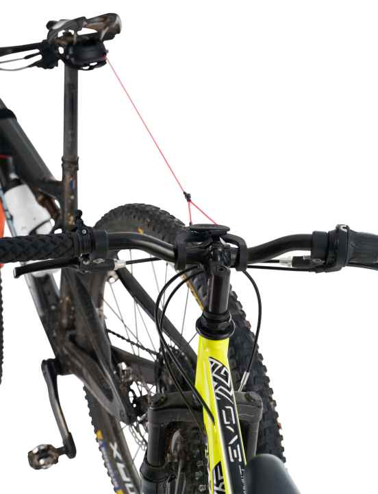 Même sur les vélos d'enfants équipés d'une potence à tige ou d'une autre potence lisse sans vis apparentes, l'adaptateur Bike Taxi permet d'accrocher la boucle de remorquage au guidon en toute sécurité. Ici, sur un VTT pour enfants.