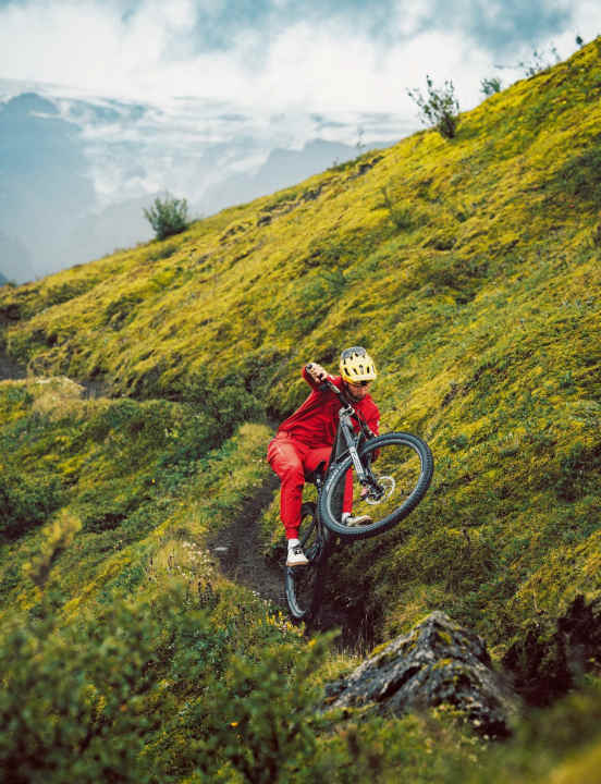 Explosion of colour: Korbi Engstler in atomic red on Icelandic moss - every photographer is happy about such contrasts.