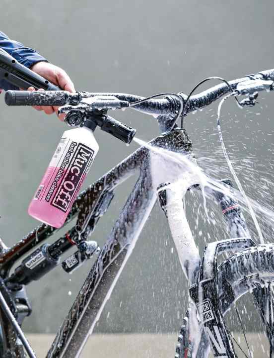 Vor dem Schrauben sollte das Bike erst mal gründlich gereinigt werden. Ganz easy geht das mit einem Akku-Reinigungsgerät