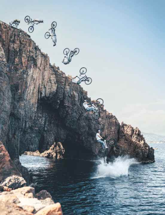 Kopf voran: “Das ist mein höchster Klippensprung ins Wasser. Und dann gleich im Salto mit Bike. Nicht schlecht, oder? Ich bin froh, dass ich nur einmal springen musste”, sagt Fabio.