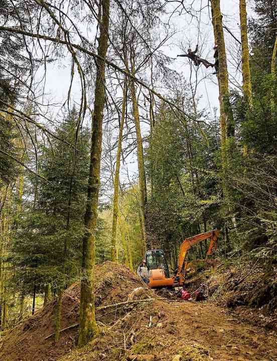 Raw state: "It often rained, often nobody had time, but often we also worked like mad," says Eliott. It took over a year until the line was finished.