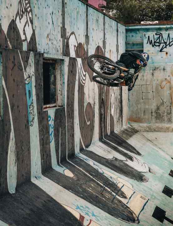 MTB meets Skate-Feature: “Verrückt, wie stark man mit einem Mountainbike anreißen muss, um es auf Höhe zu bringen“, sagt BMXer Kriss Kyle.