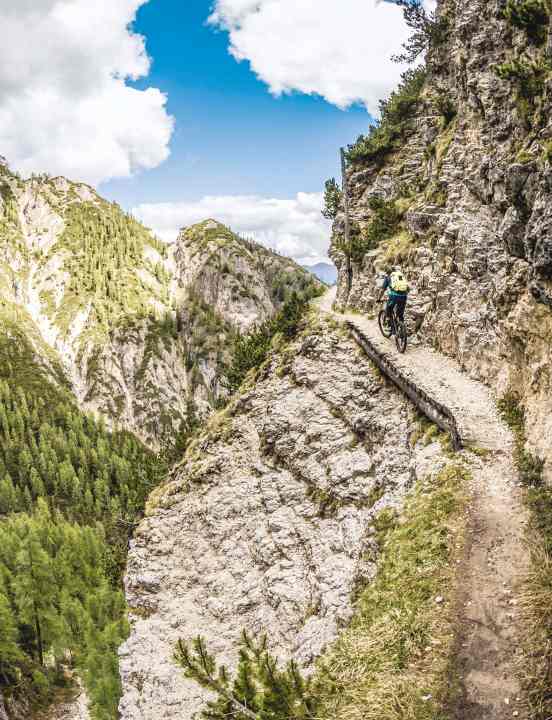 We're afraid for you: you shouldn't underestimate these sections on the Prato Piazza trail and it's better to push.