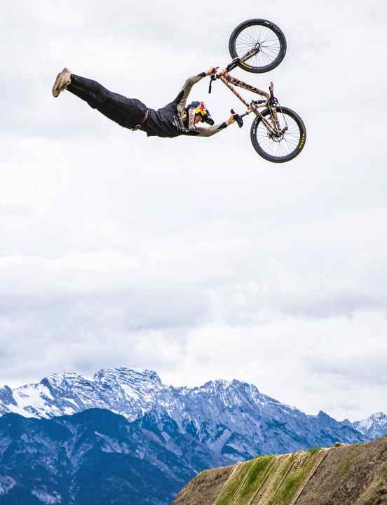   Superman macht Superman: Emil beim Victory-Run in Innsbruck. Schon nach dem ersten Lauf stand der Sieg fest.  