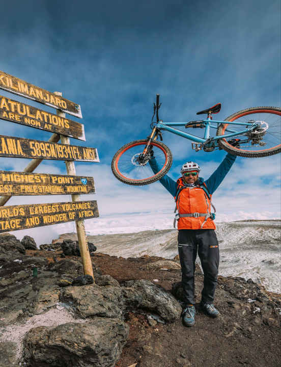 Gerhard Czerner am Gipfel des Kilimandscharos (5895 m), Afrikas höchstem Berg. 4000 (!) Tiefenmeter liegen jetzt vor ihm.