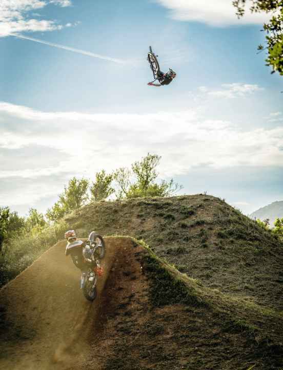 Moto meets Freeride Andreu bei einer Trainings-Session mit MX-Star Julien Vanstippen. „Du musst mit deinem Leben was anstellen, sonst wird’s langweilig“, sagt Andreu.