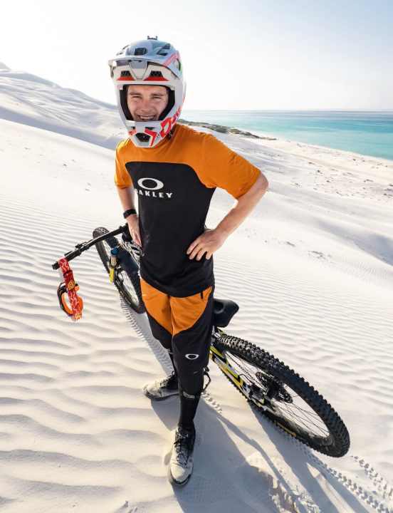 Who's biking in Somalia, please? Elias Schwärzler! The influencer likes to leave the beaten track and use storytelling to set the scene.