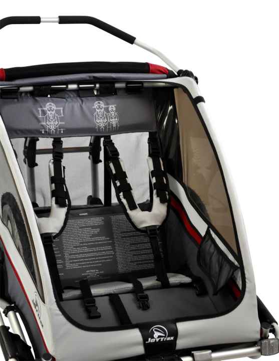 High seat height, plenty of legroom, wide seating area: the Joytrax SE2 offers enough space for passengers with helmets. | m.