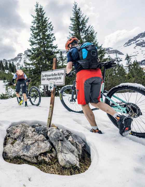 End of terrain: At 1400 metres, the closed snow cover just before the Soiernhütte forces us to push.