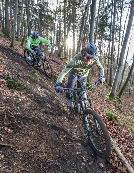 Bei Enduro-Reifen stehen Grip und Pannenschutz an erster Stelle. Wer lange Touren selbst erkurbelt, sollte aber zumindest am Hinterrad auf einen akzeptablen Rollwiderstand achten.