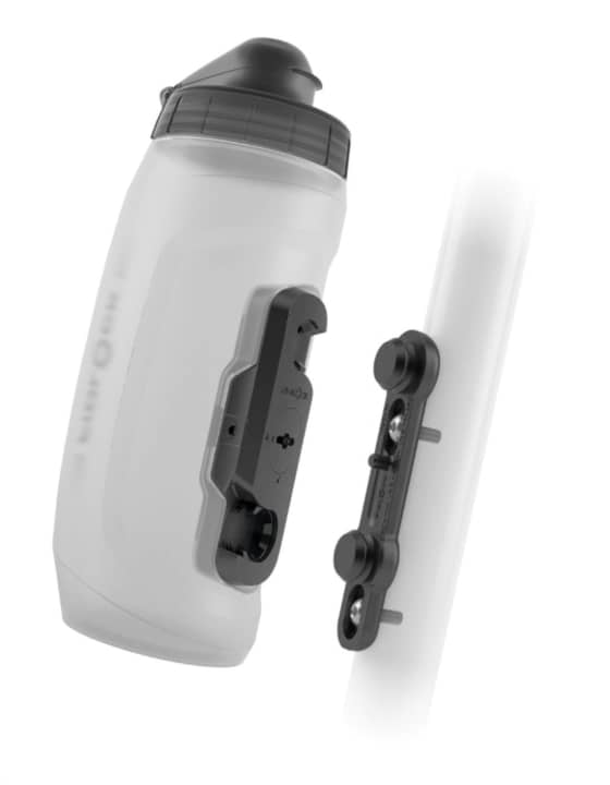 Klack, Klack! Schon sitzt die Wasserflasche sicher am Unterrohr. Per Drehung lassen sich die Magneten entkoppeln. | Foto Fidlock