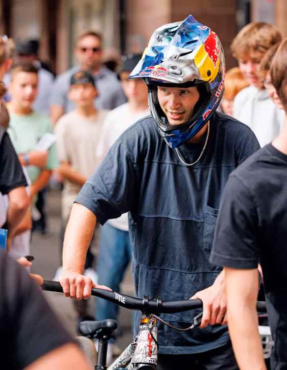 Erik Fedko beim Training. „Es tut mir immer leid, den Fans sagen zu müssen: Ich kann jetzt nicht. Doch das Training erfordert volle Konzentration, besonders, wenn die Tricks nicht richtig klappen“, sagt Fedko.