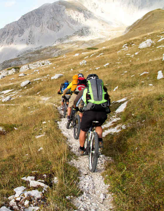   Um auf einer Transalp nicht so dicke Rucksäcke schleppen zu müssen wie diese Jungs, kann man einen Gepäcktransport buchen.